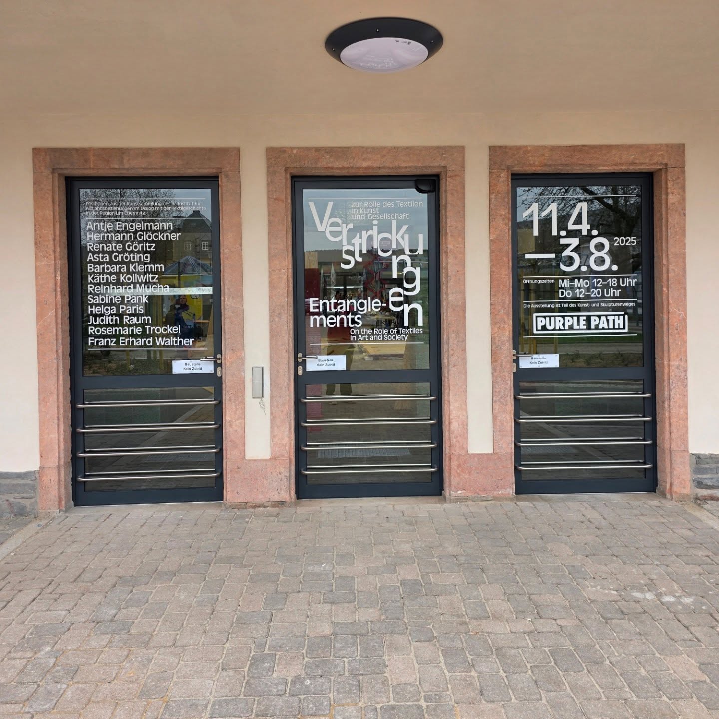 Schaufensterbeschriftung Verstrickungen Ausstellung – Beispielprojekt Chemnitz