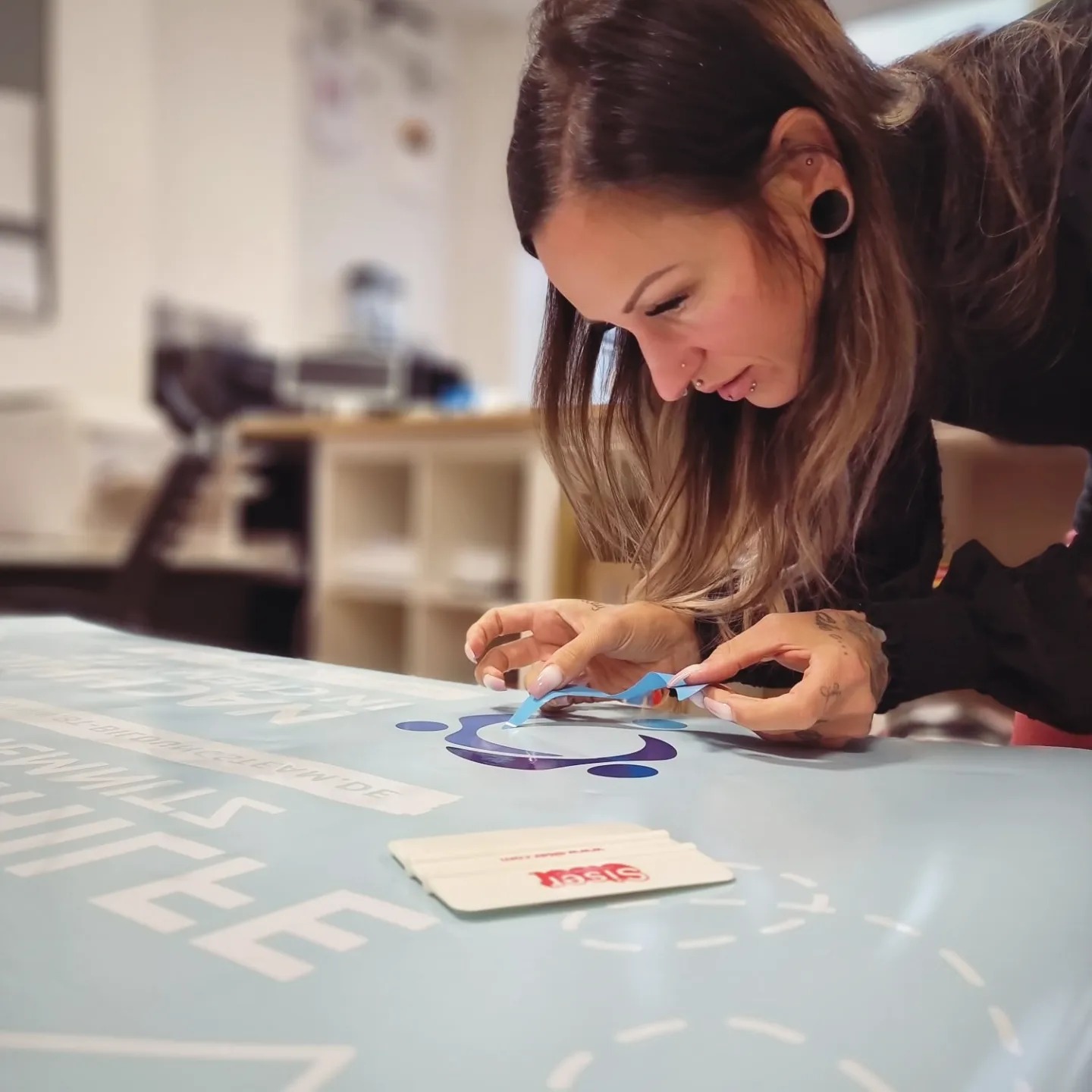 Folienbeschriftung Entgittern Plotfolie – Beispielprojekt Chemnitz