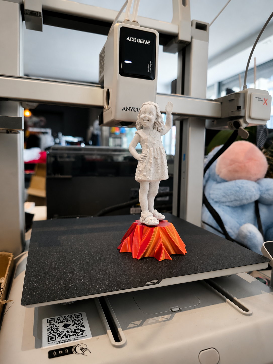 3D gedruckte Figur eines Mädchens mit Sockel auf Anycubic Drucker – Referenz GrafikBude Chemnitz