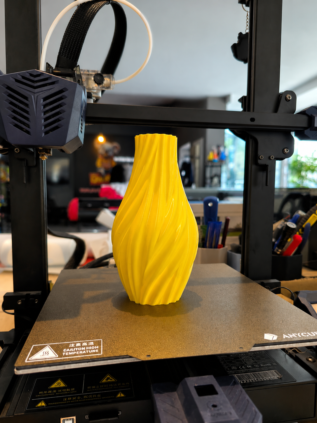 3D gedruckte gelbe Spiralvase auf Anycubic Drucker – Referenz GrafikBude Chemnitz